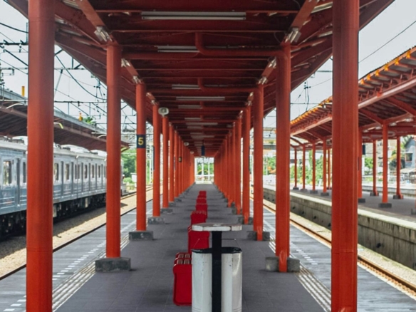 Rumah dekat stasiun KRL