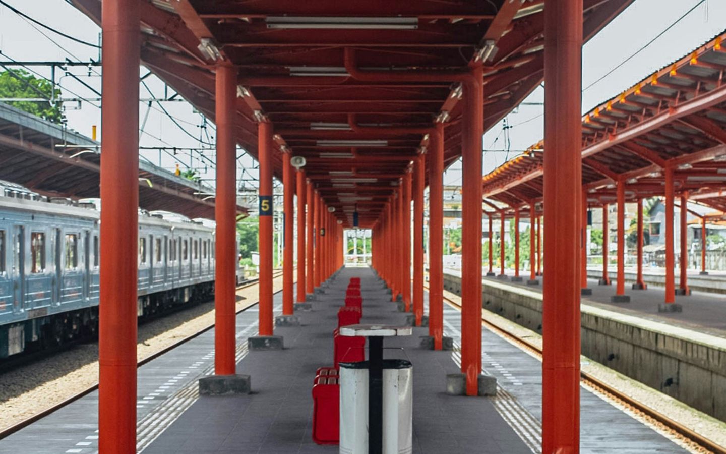 Rumah dekat stasiun KRL